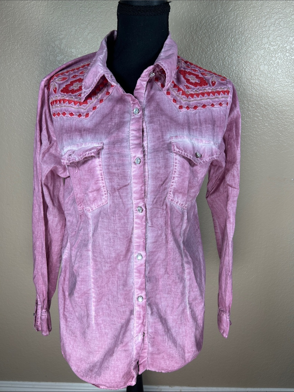 Vintage GOA Pink Embroidered Pearl Button Down Shirt – Boho Y2K Size Large